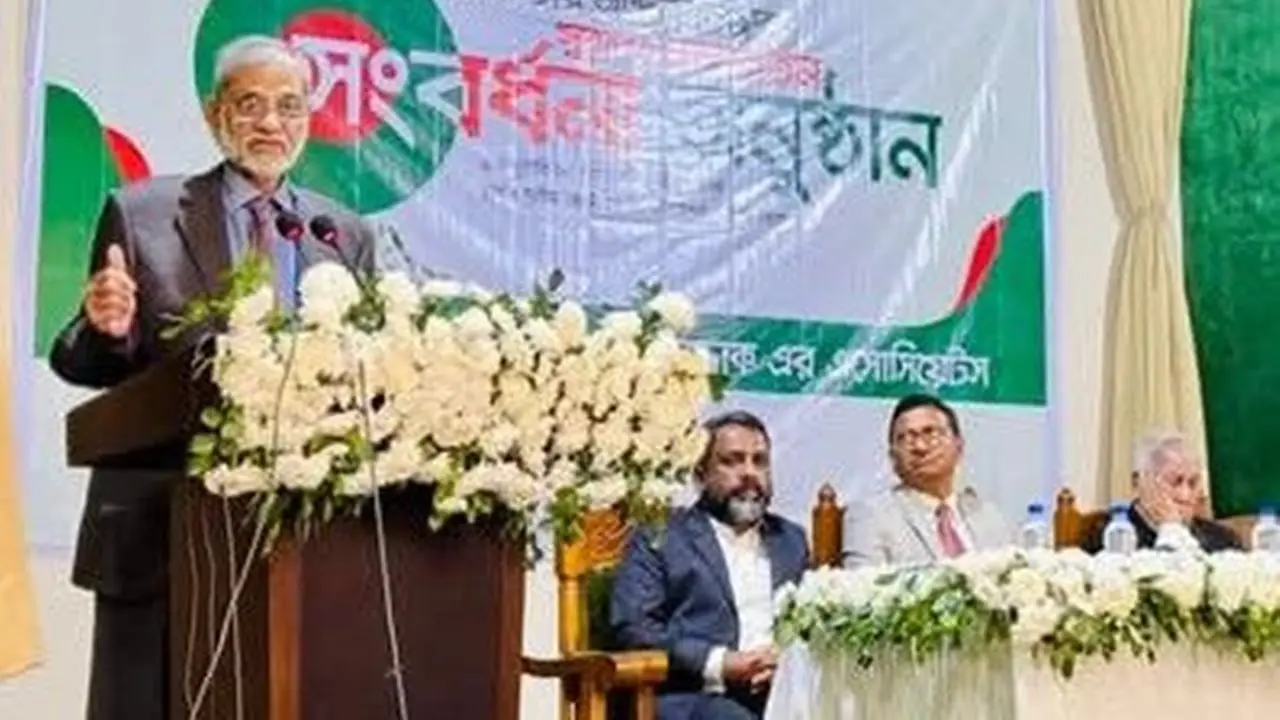 কোন প্রেক্ষাপটে দেশ ছেড়েছিলেন, জানালেন ব্যারিস্টার রাজ্জাক