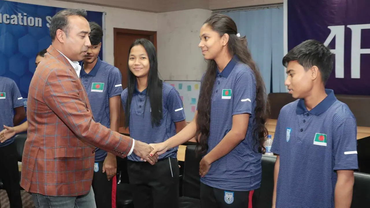 কোচের সঙ্গে নারী ফুটবলারদের দ্বন্দ্ব, যা বললেন বাফুফে সভাপতি