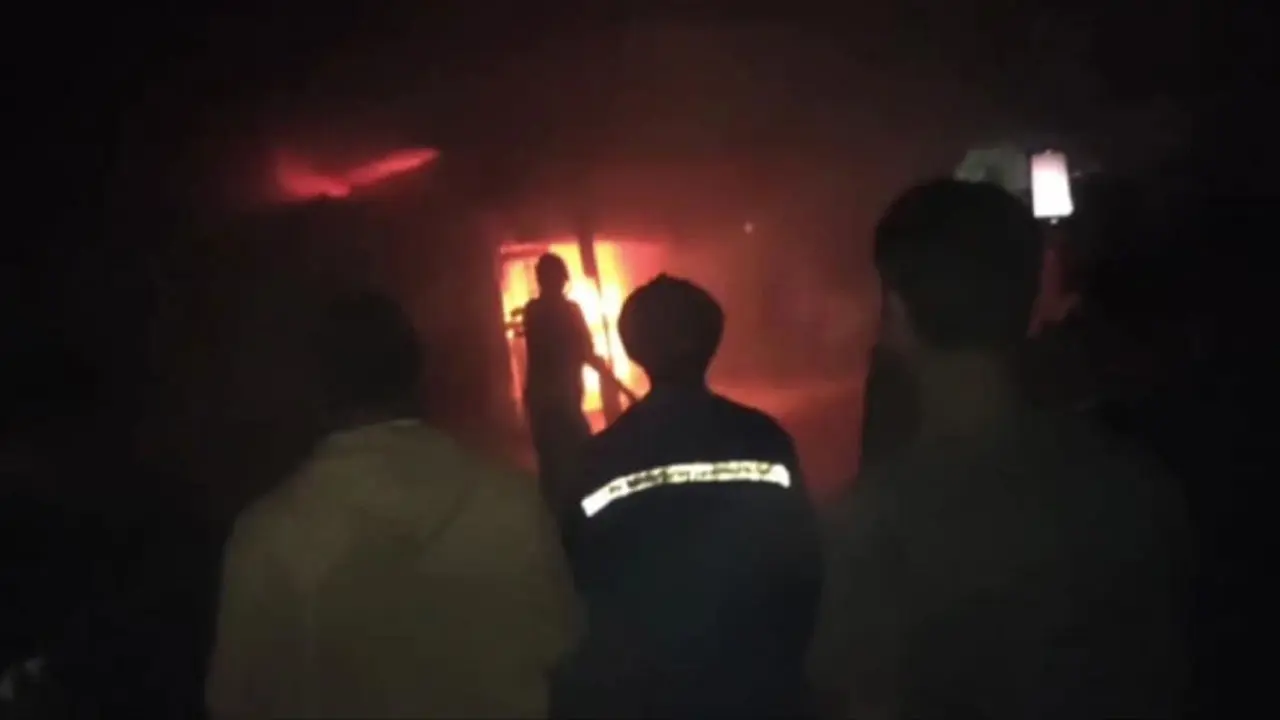 টাঙ্গাইলের করটিয়া বাজারে অগ্নিকাণ্ডে তিন দোকান পুড়ে ছাই