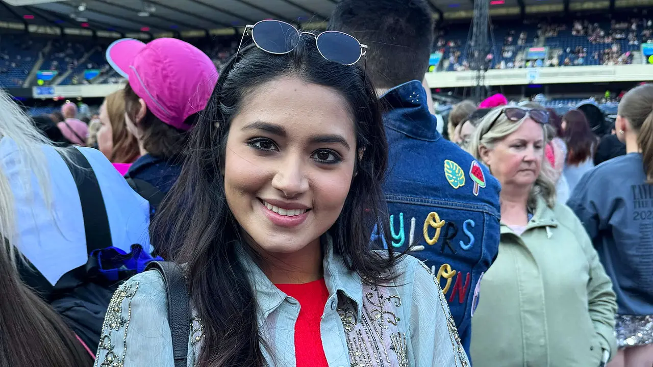 ইংরেজি গান গেয়ে প্রশংসায় ভাসছেন তাসনিয়া ফারিণ