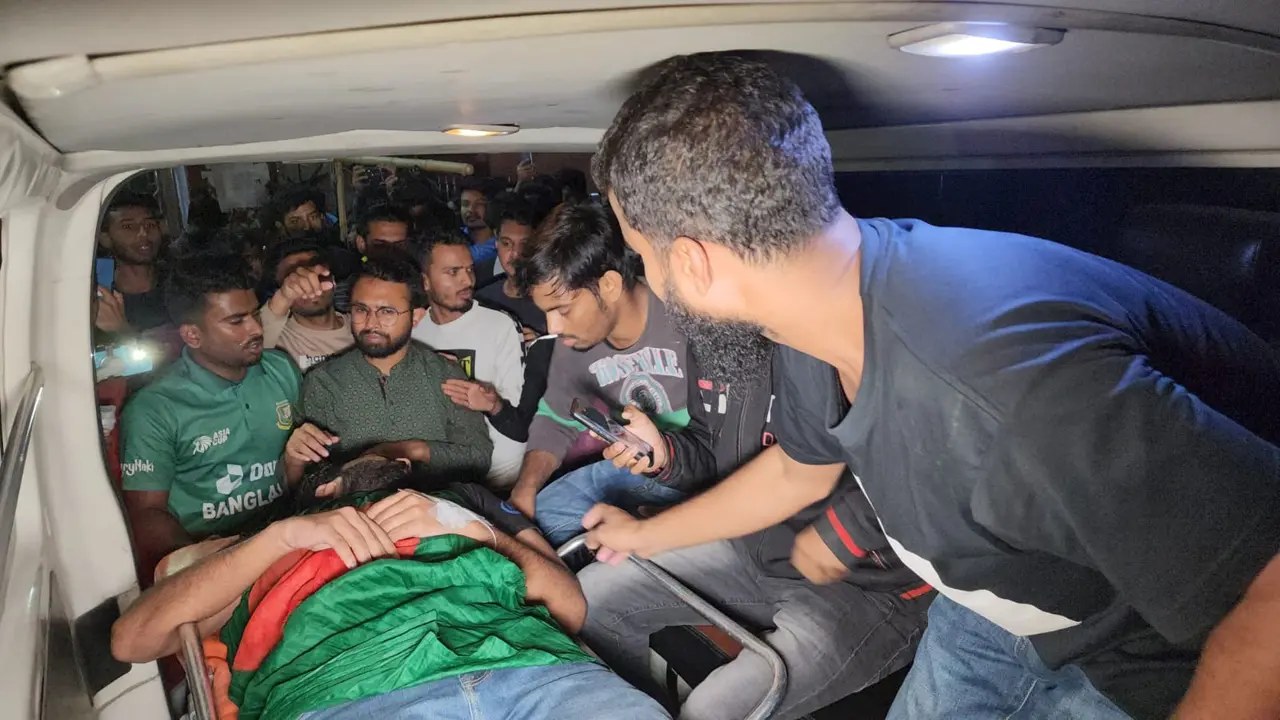 অনশনে অসুস্থ তিতুমীর কলেজের ২ শিক্ষার্থী, নেওয়া হয়েছে ঢামেকে