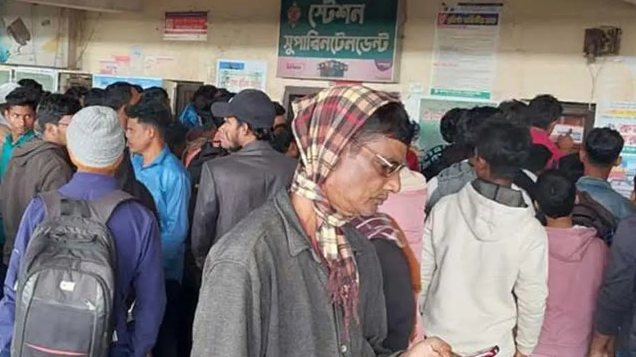 ট্রেন রেখে পালালেন চালক, অবরুদ্ধ স্টেশন সুপার