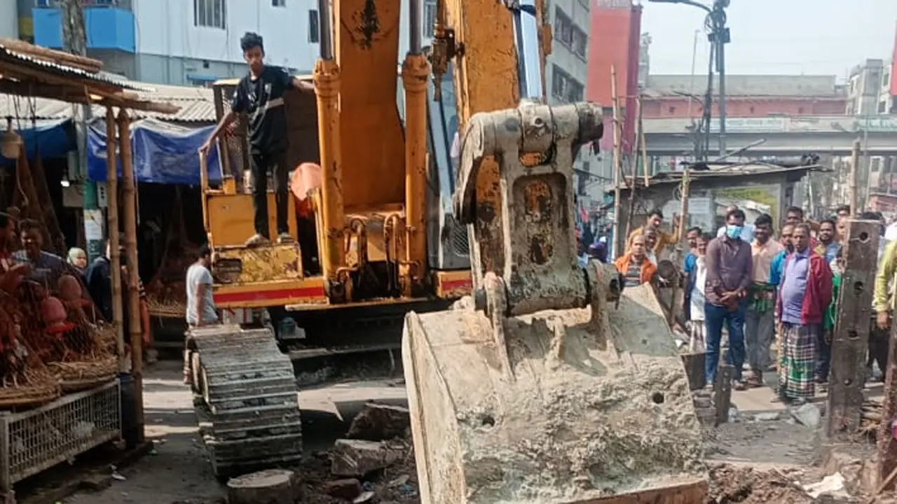 মালিবাগে দুই শতাধিক অবৈধ স্থাপনা উচ্ছেদ
