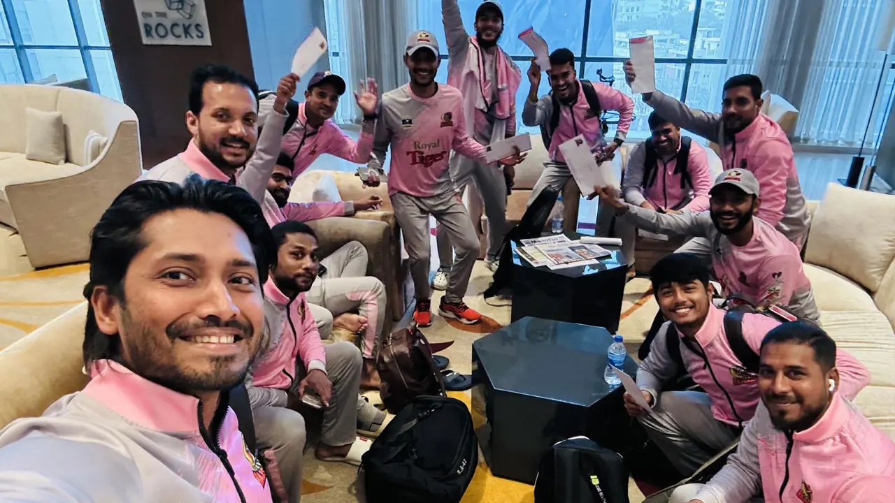 খাম হাতে রাজশাহীর দেশি ক্রিকেটাররা, ‘হুমকি’ বিজয়ের