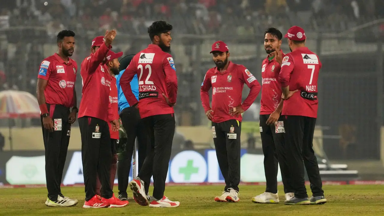 ৬.৩ ওভারে ঢাকাকে হারিয়ে শীর্ষে উঠল বরিশাল