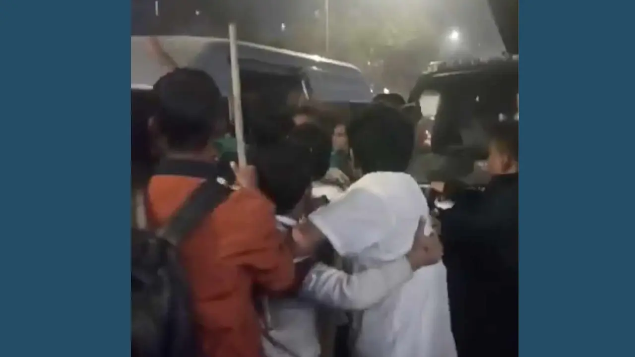 জবি প্রক্টরের গাড়িতে হামলা, প্রতিবাদে তাঁতীবাজার মোড় অবরোধ