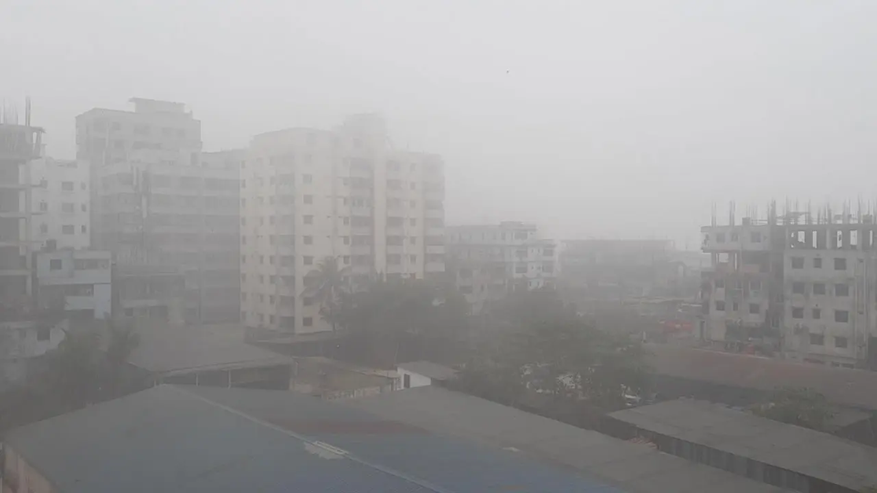 ঘন কুয়াশার চাদরে ঢাকা পড়েছে রাজধানী ও উত্তরাঞ্চল