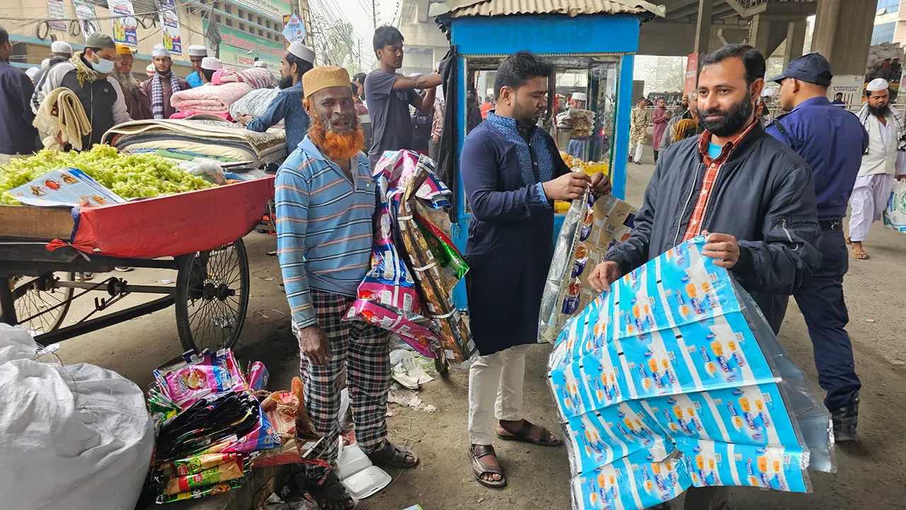 বিশ্ব ইজতেমায় কদর বেড়েছে প্লাস্টিকের বস্তার