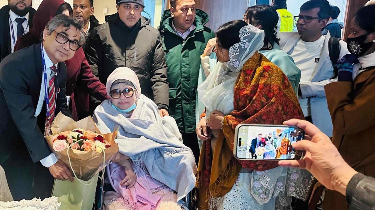 লন্ডনে পৌঁছেছেন খালেদা জিয়া