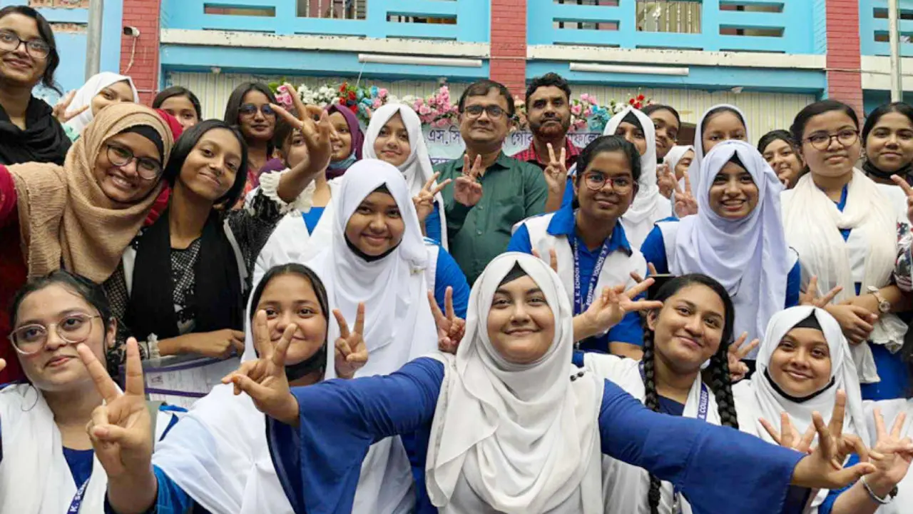 এ কে স্কুল অ্যান্ড কলেজে ৯৪ শতাংশ পাস, জিপিএ-৫ পেয়েছে ২৯৬ জন