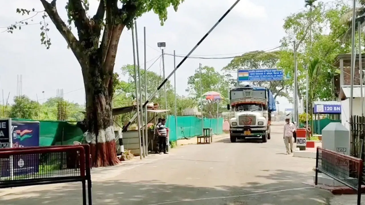 আখাউড়া স্থলবন্দর দিয়ে প্রথমবারের মতো আগরবাতি আমদানি