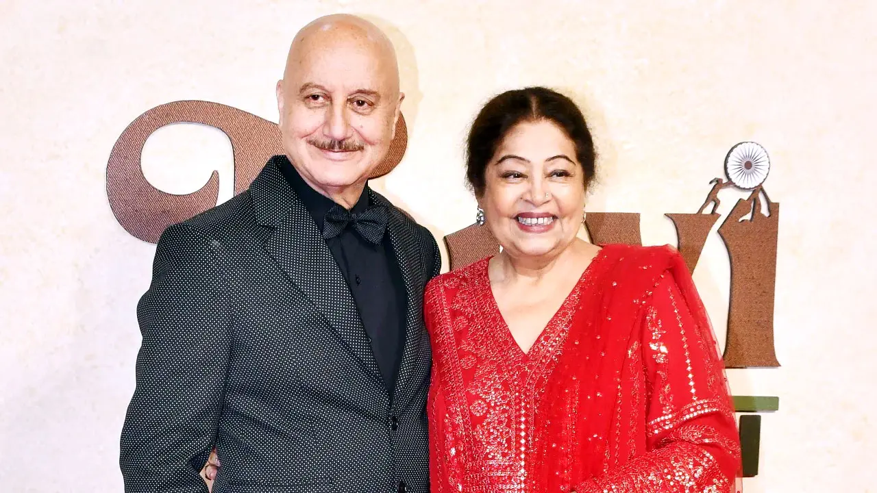 এক ছাদের নিচে থাকলেও আলাদা থাকেন অনুপম-কিরণ দম্পতি!