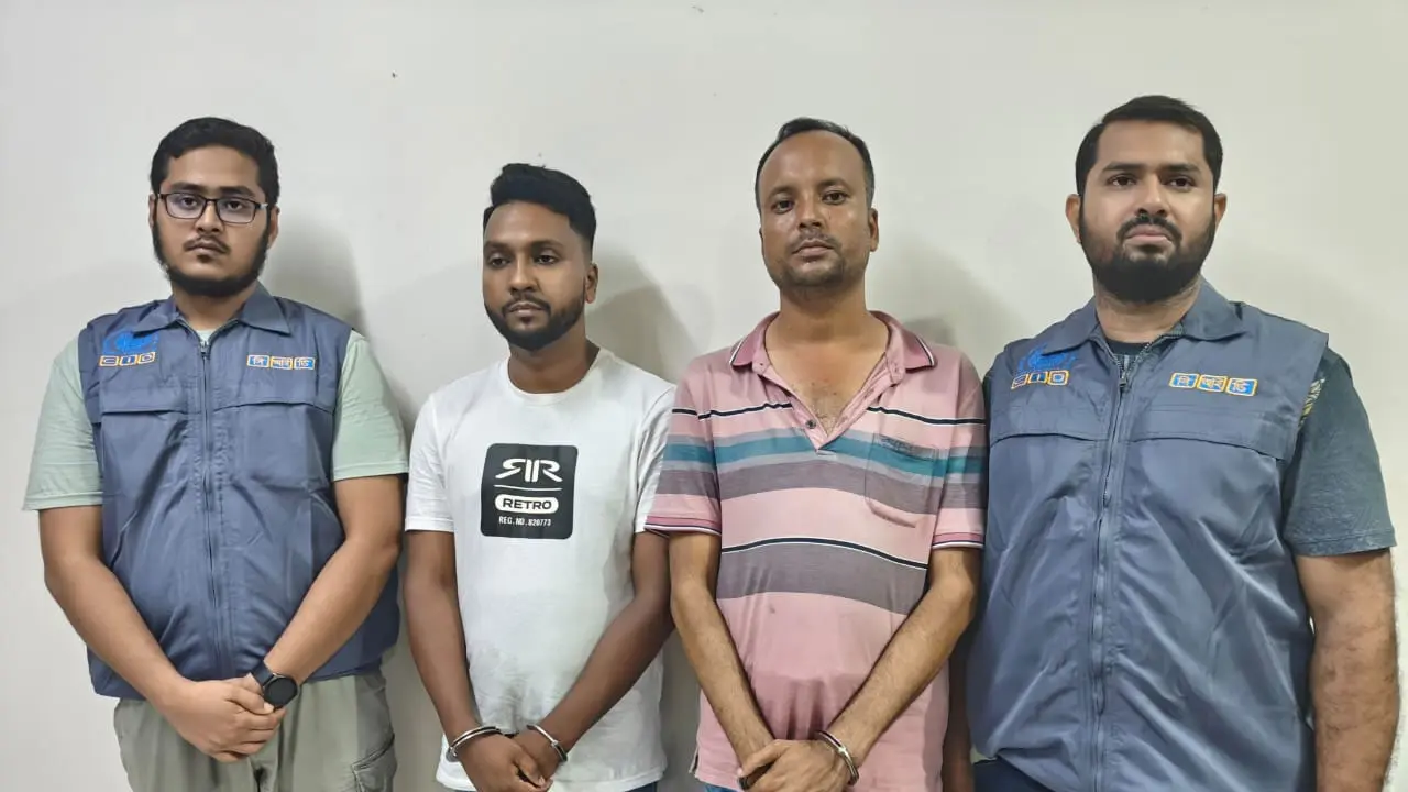 ইন্স্যুরেন্স কর্মকর্তার ছদ্মবেশে অভিনব প্রতারণা,  গ্রেপ্তার ২