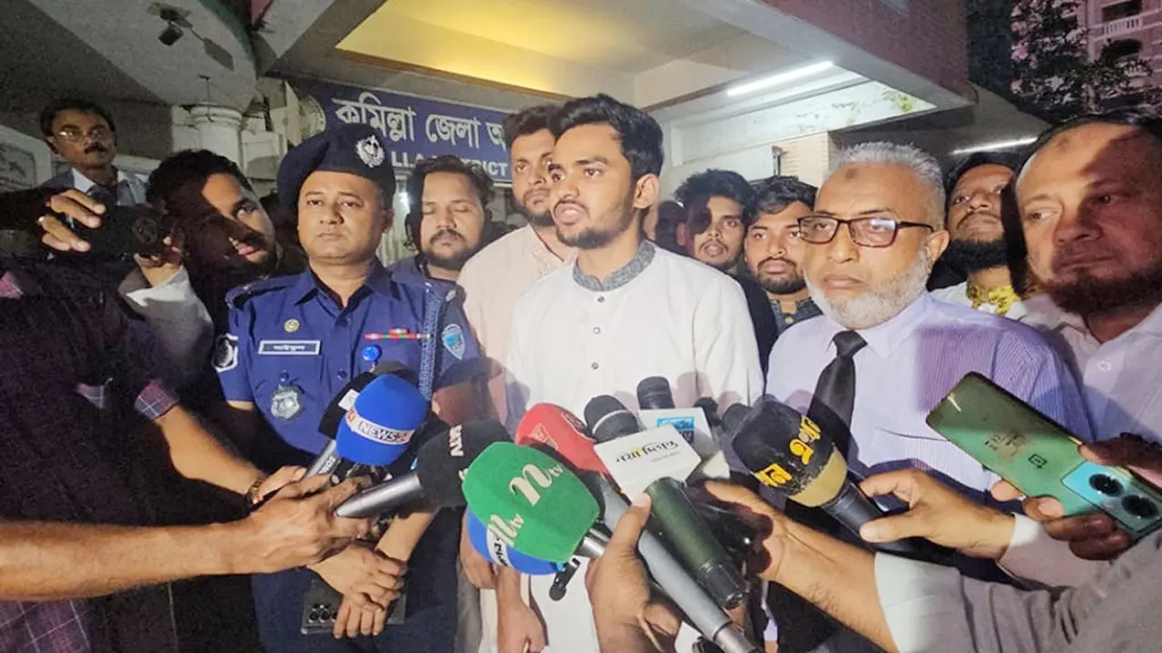 ৫ আগস্ট জুলাই ঘোষণাপত্র পাঠের বিষয়ে ভাবছে সরকার : আসিফ মাহমুদ