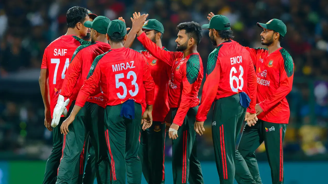 ফিল্ডিংয়ে বাংলাদেশ, বাদ পড়লেন মিরাজ