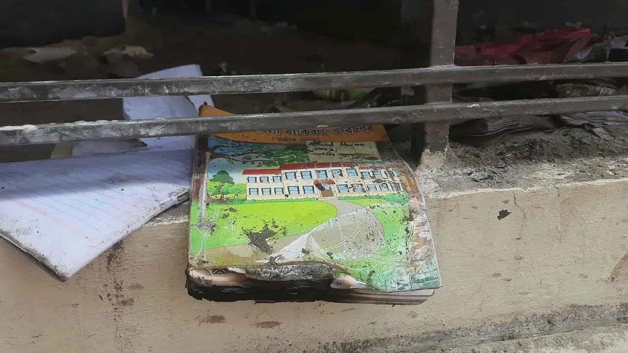 পড়ে আছে শিশুদের ব্যাগ-বই-খাতা, বাতাসে পোড়া গন্ধ