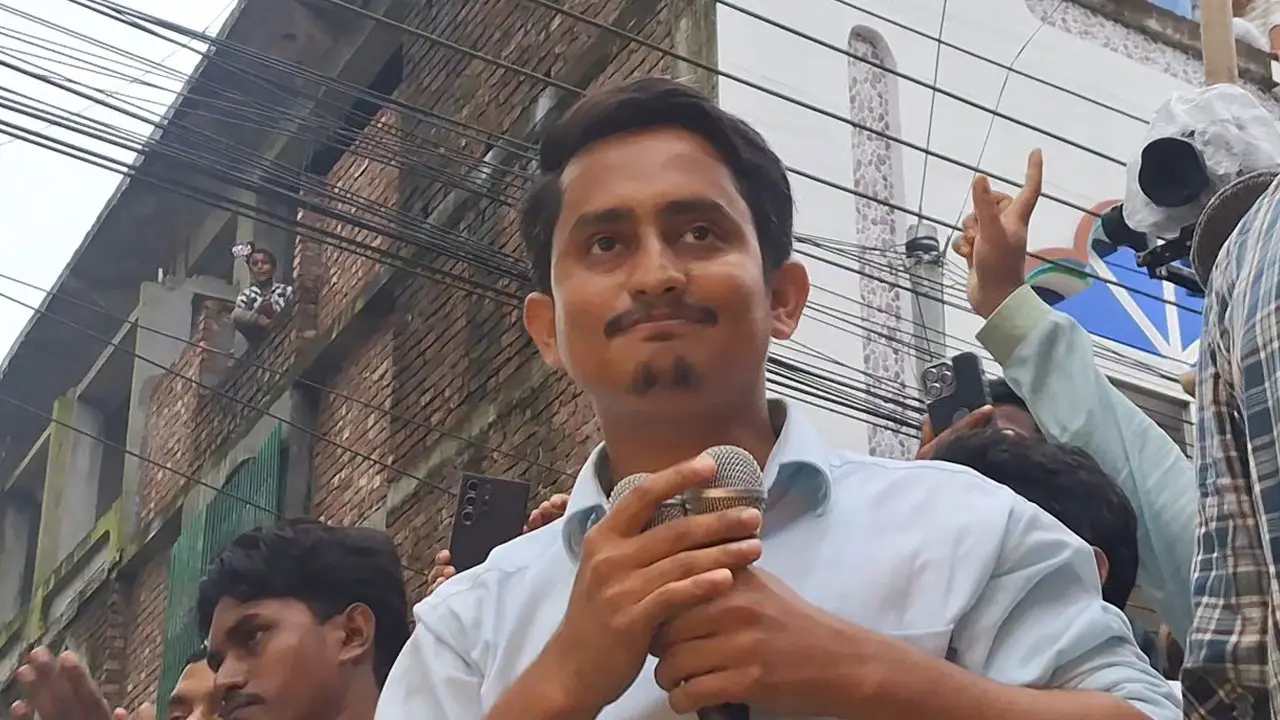 বরগুনার পথসভায় সারজিসকে দেখে ‘দুলাভাই দুলাভাই’ স্লোগান