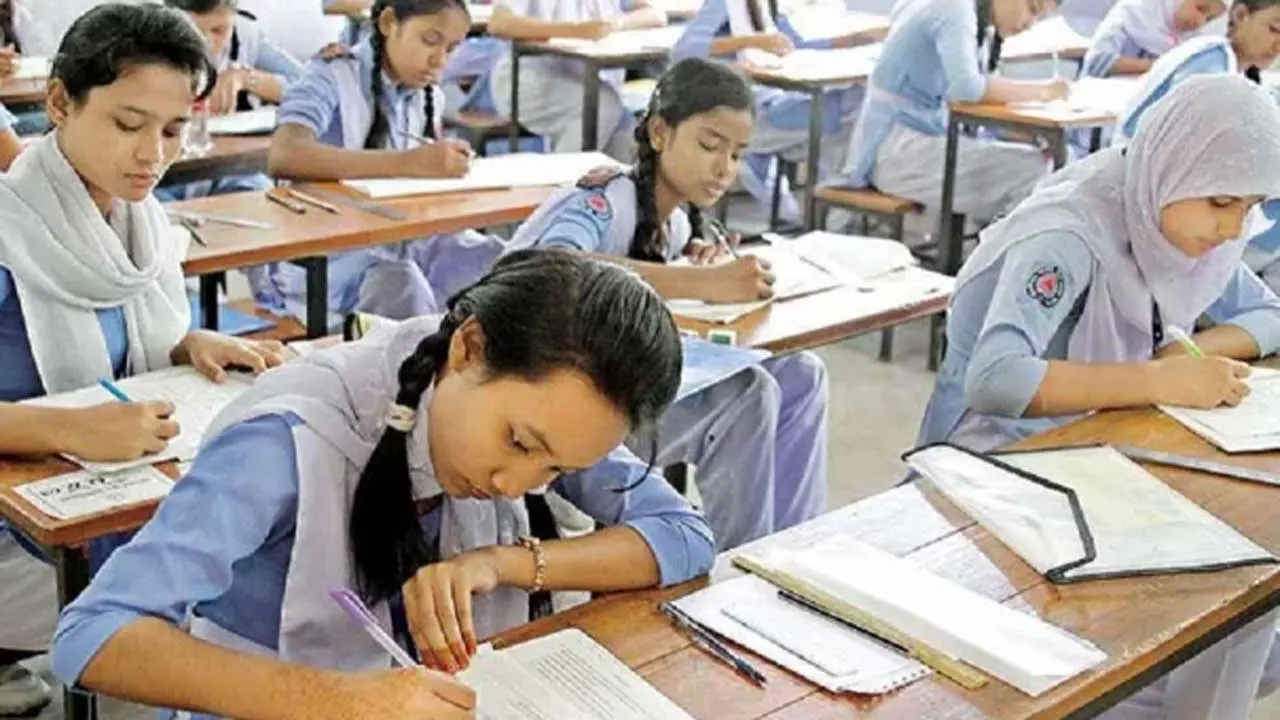 এইচএসসি : নকলের অভিযোগে বহিষ্কার ৪৩ পরীক্ষার্থী ও ৪ শিক্ষক