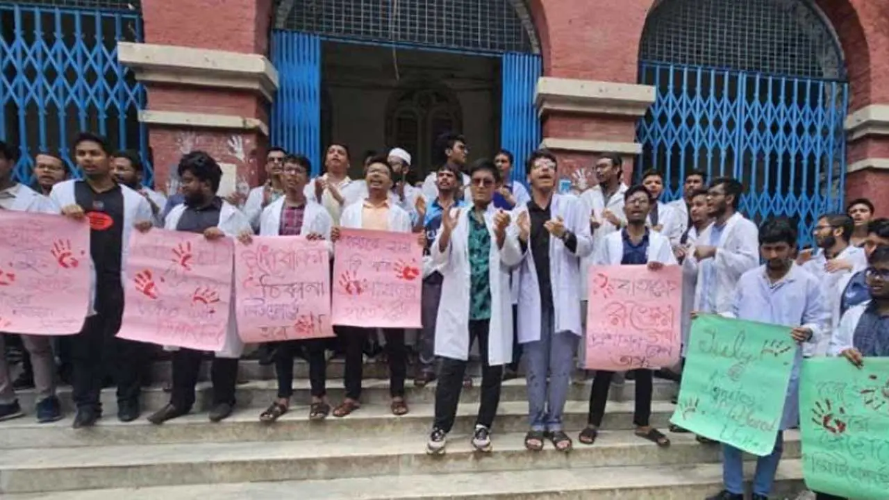 চাঁদাবাজমুক্ত ক্যাম্পাসসহ ৩ দাবিতে সলিমুল্লাহ শিক্ষার্থীদের মানববন্ধন
