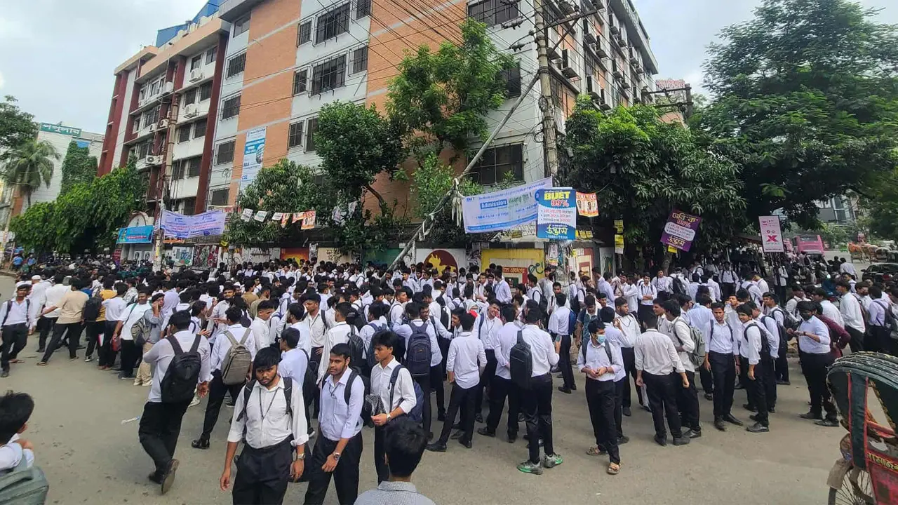 অধ্যক্ষের পদত্যাগ দাবিতে ফের উত্তাল ঢাকা সিটি কলেজ
