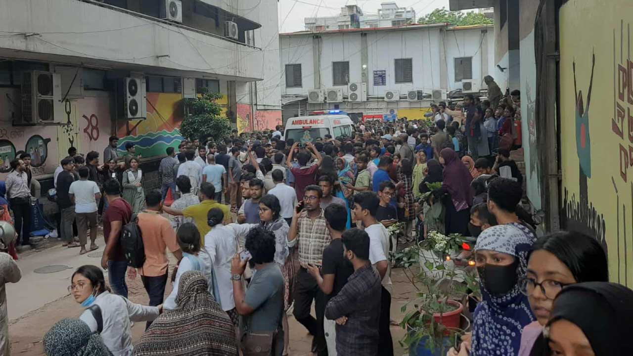 সবার শরীরই পোড়া, গুরুতর ৩৫ জনকে পাঠিয়েছি বার্নে : চিকিৎসক