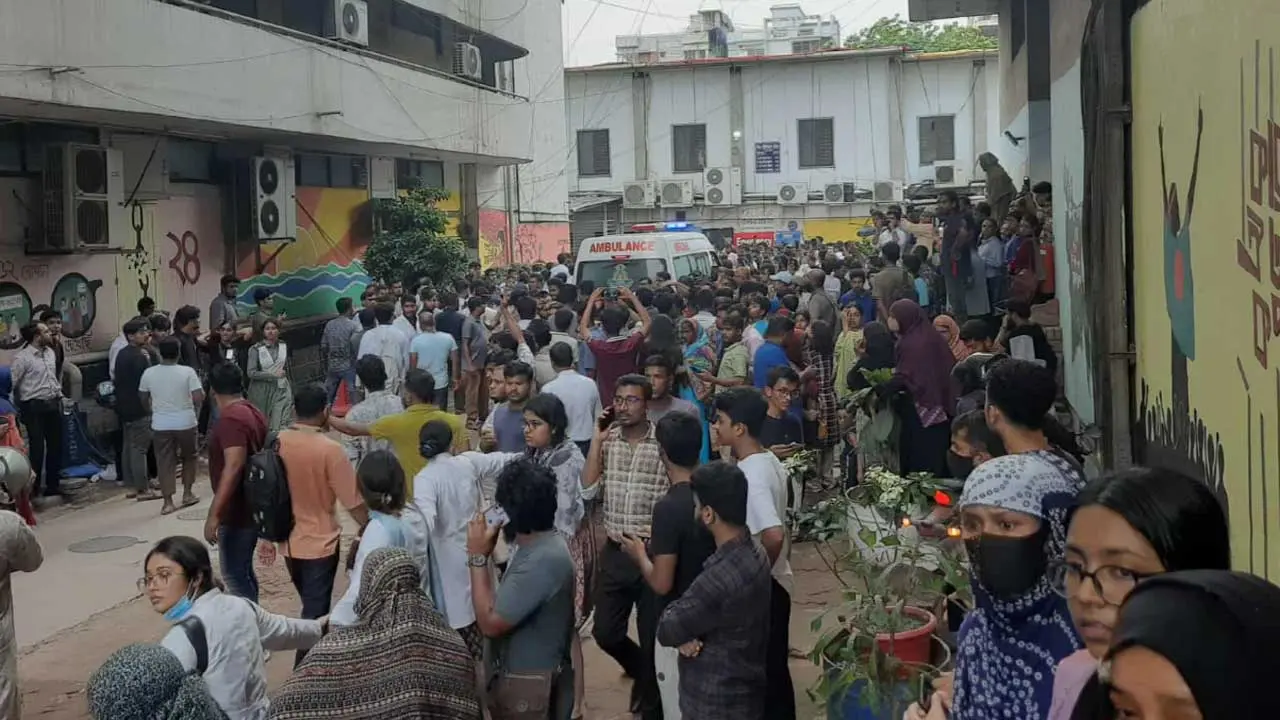 ৪ ঘণ্টা পরও হাসপাতালে আহতদের লাইন, জনতার ভিড়ে ব্যাহত উদ্ধার কাজ