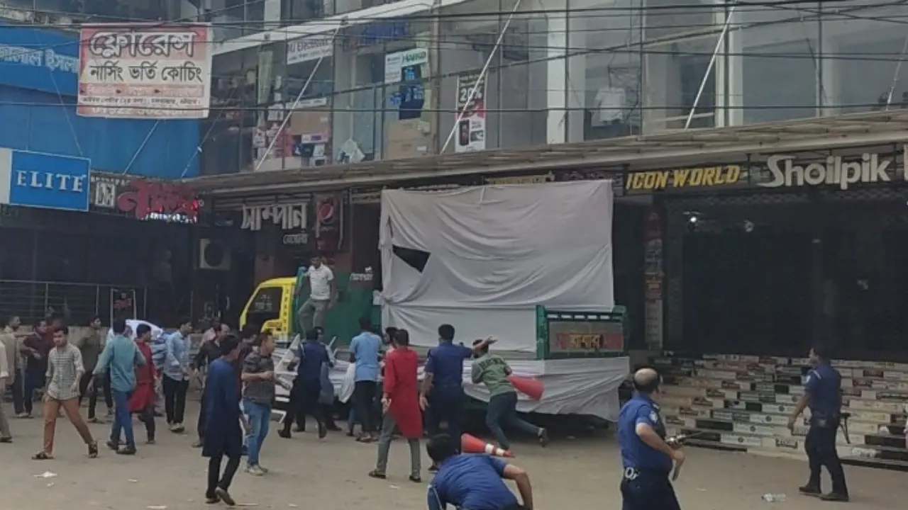 চকরিয়ায় এনসিপির মঞ্চ ভাংচুর আওয়ামী ফ্যাসিবাদের অনুসরণ