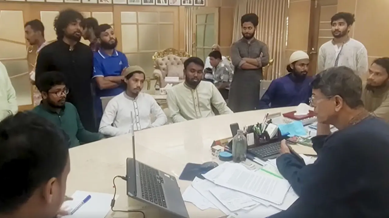 ‘আপনাকে আমরা বসাইছি, নিজের যোগ্যতায় এখানে আসেননি’