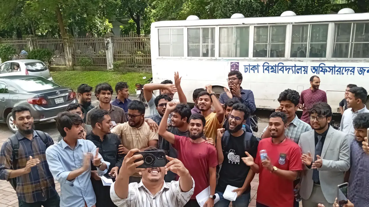 ডাকসু নির্বাচনের তারিখ ঘোষণায় শিক্ষার্থীদের উচ্ছ্বাস