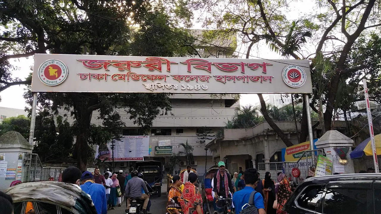 রাস্তায় পড়েছিলেন বৃদ্ধা, জরুরি বিভাগে নেওয়ার পর মৃত্যু