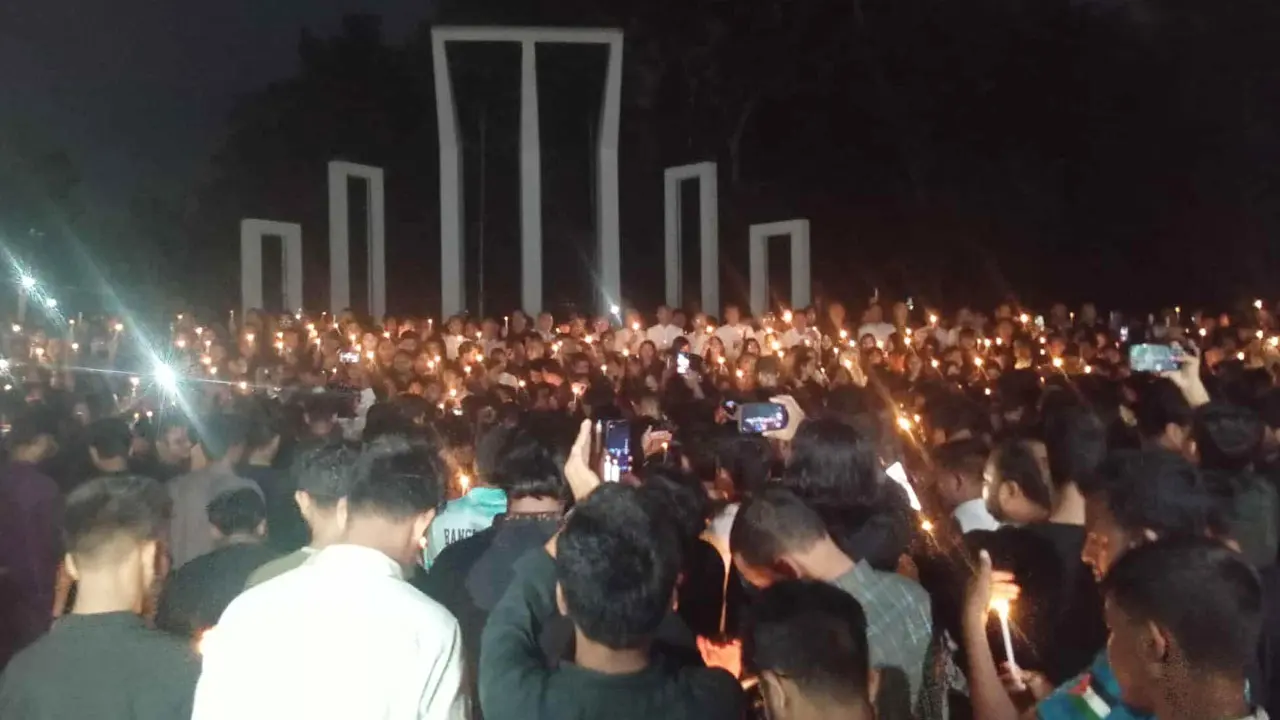 গণঅভ্যুত্থানে শহীদদের প্রতি শ্রদ্ধা জানিয়ে ছাত্রদলের মোমবাতি প্রজ্বলন