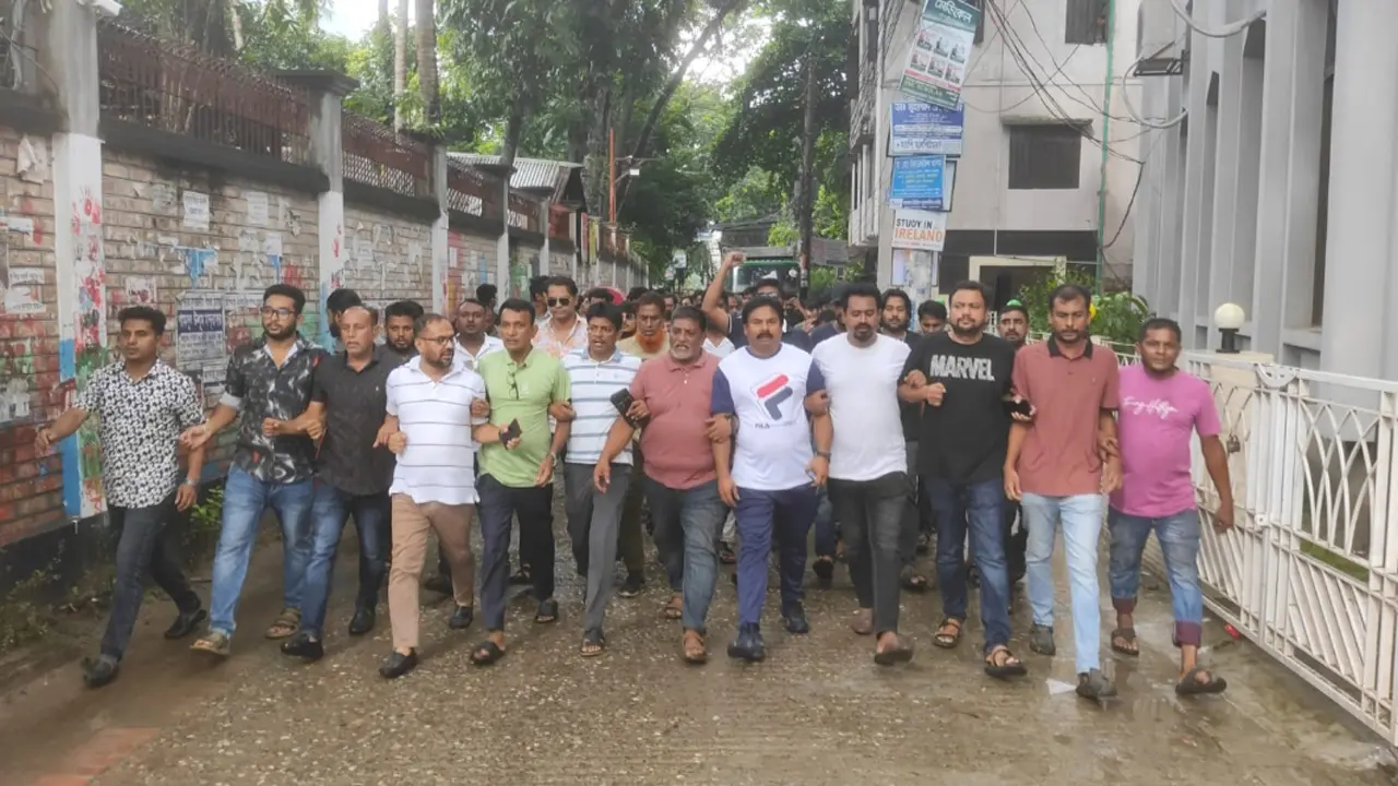 ফরিদপুরে এ কে আজাদের বাড়িতে চড়াও হলেন বিএনপি নেতাকর্মীরা
