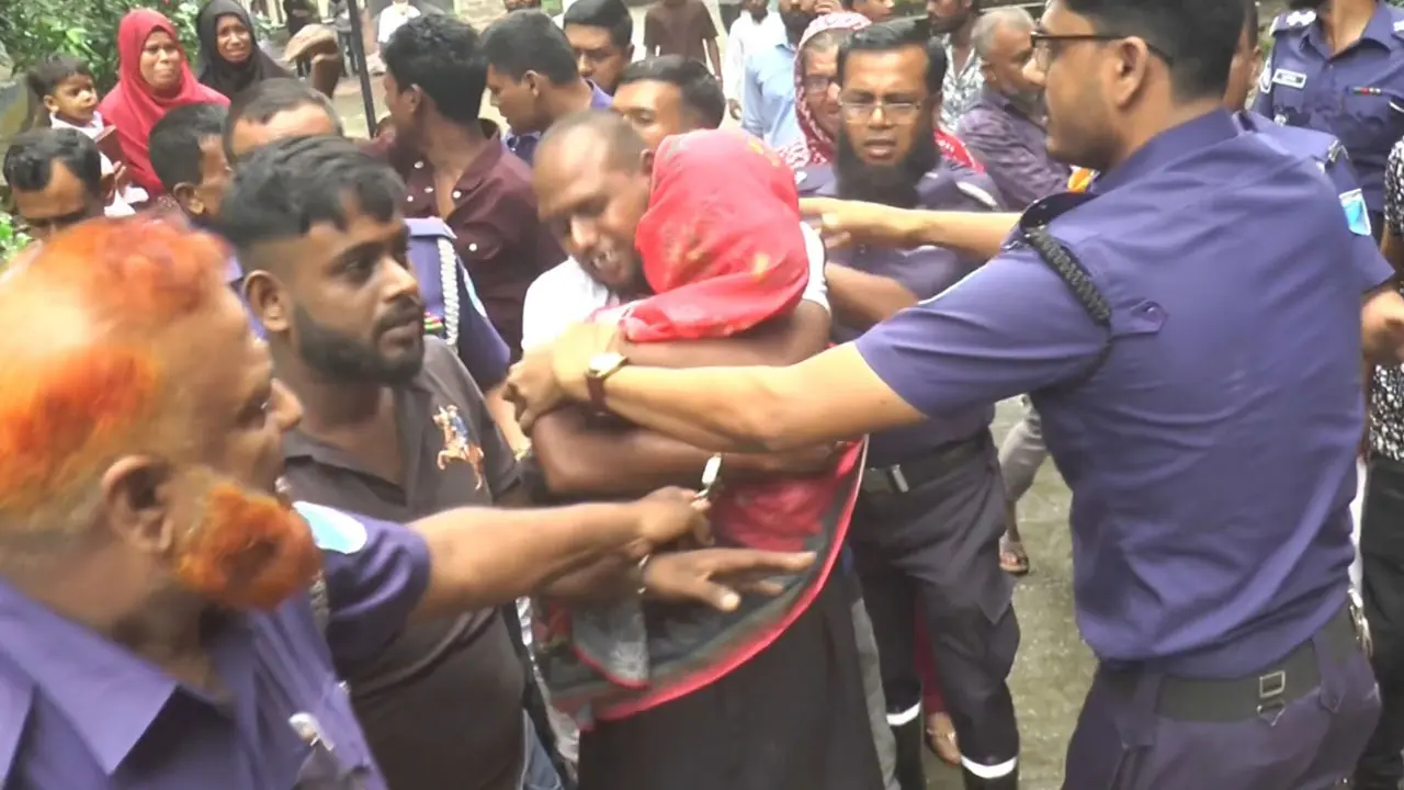 আদালত চত্বরে স্ত্রীকে জড়িয়ে ধরে কাঁদলেন ফাঁসির দণ্ডপ্রাপ্ত আসামি