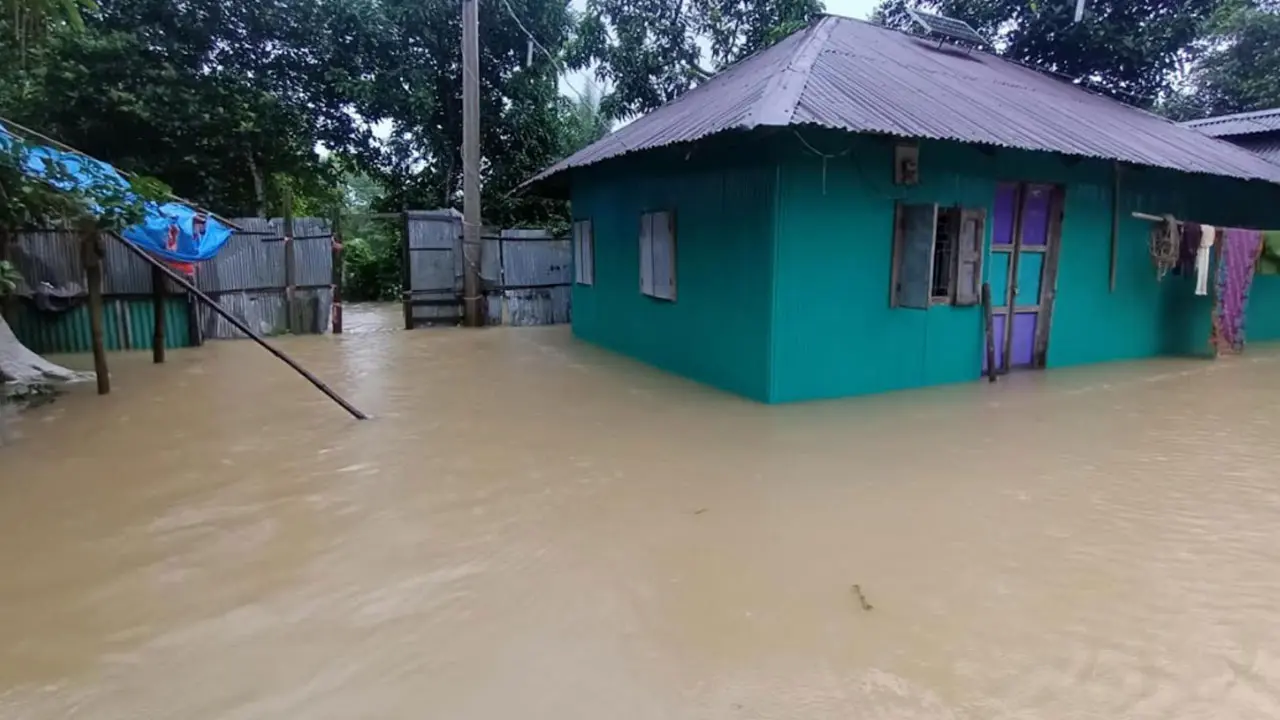 ফেনীতে প্লাবিত হচ্ছে নতুন নতুন এলাকা, সড়ক যোগাযোগ ব্যাহত