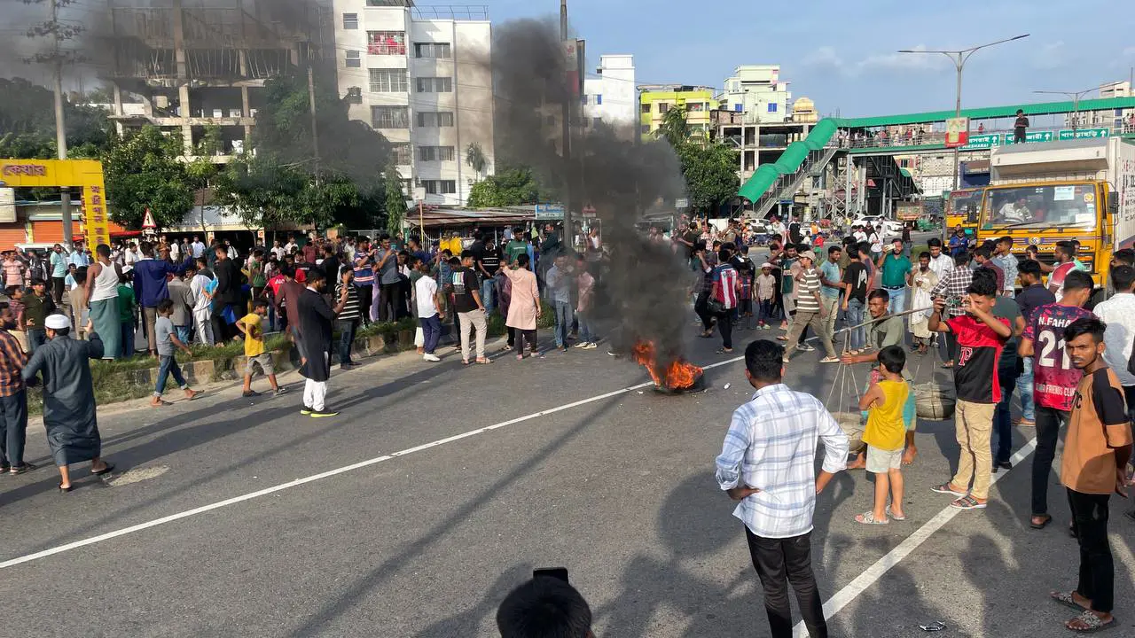 ঢাকা-চট্টগ্রাম মহাসড়ক অবরোধ করে ছাত্র-জনতার বিক্ষোভ
