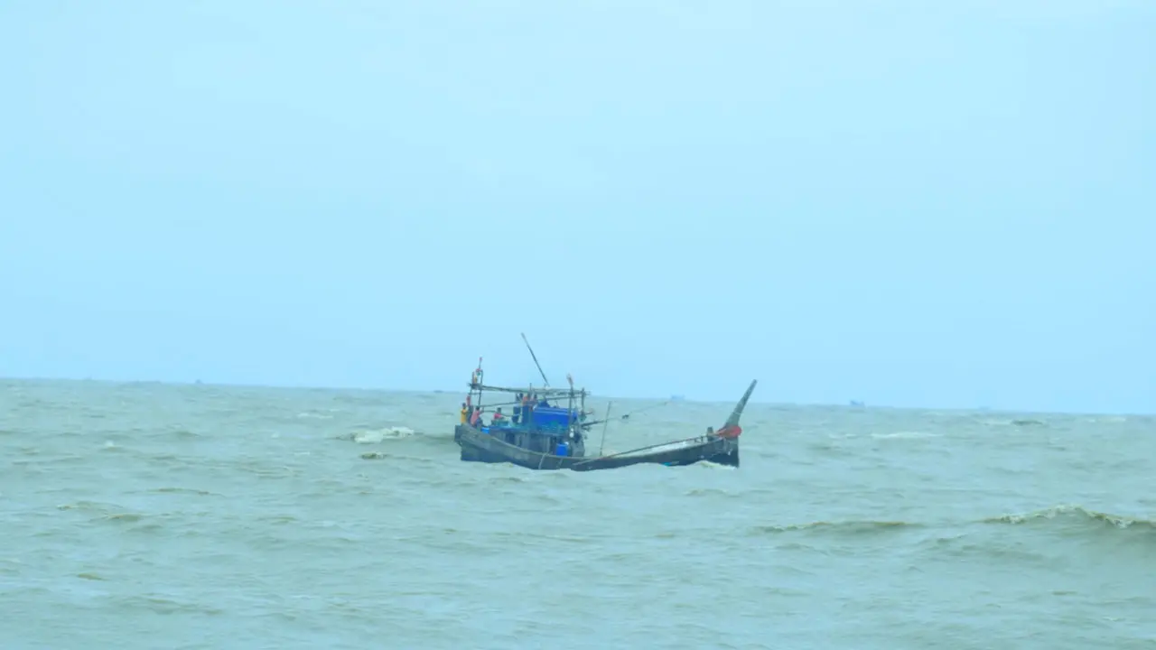 বঙ্গোপসাগরে ট্রলার ডুবি, নিখোঁজ ৫ জেলেকে নিয়ে উৎকণ্ঠায় পরিবার