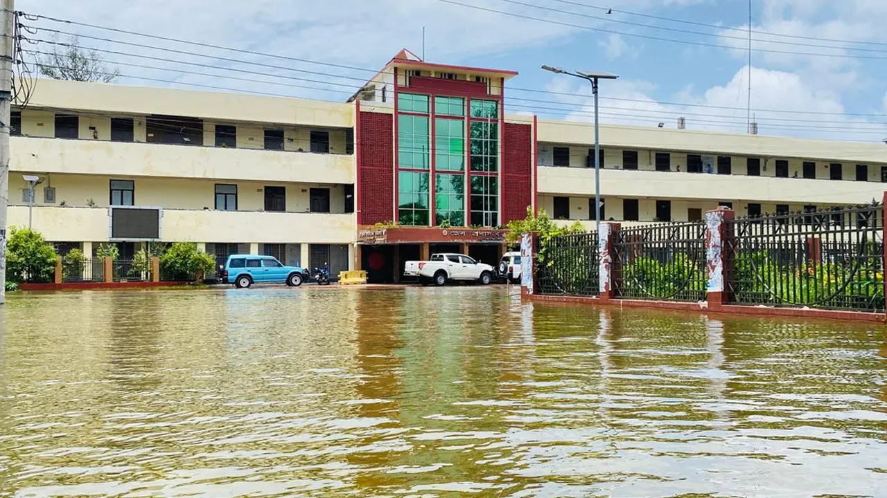 নোয়াখালীতে রোদের দেখা, জলাবদ্ধতায় এখনো ভোগান্তি