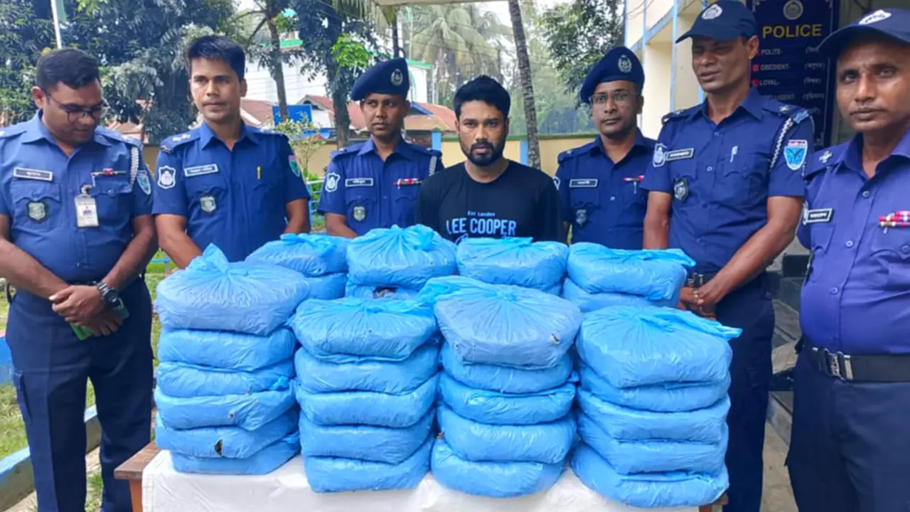 ১৫ লাখ টাকার গাঁজাসহ আটক ৩