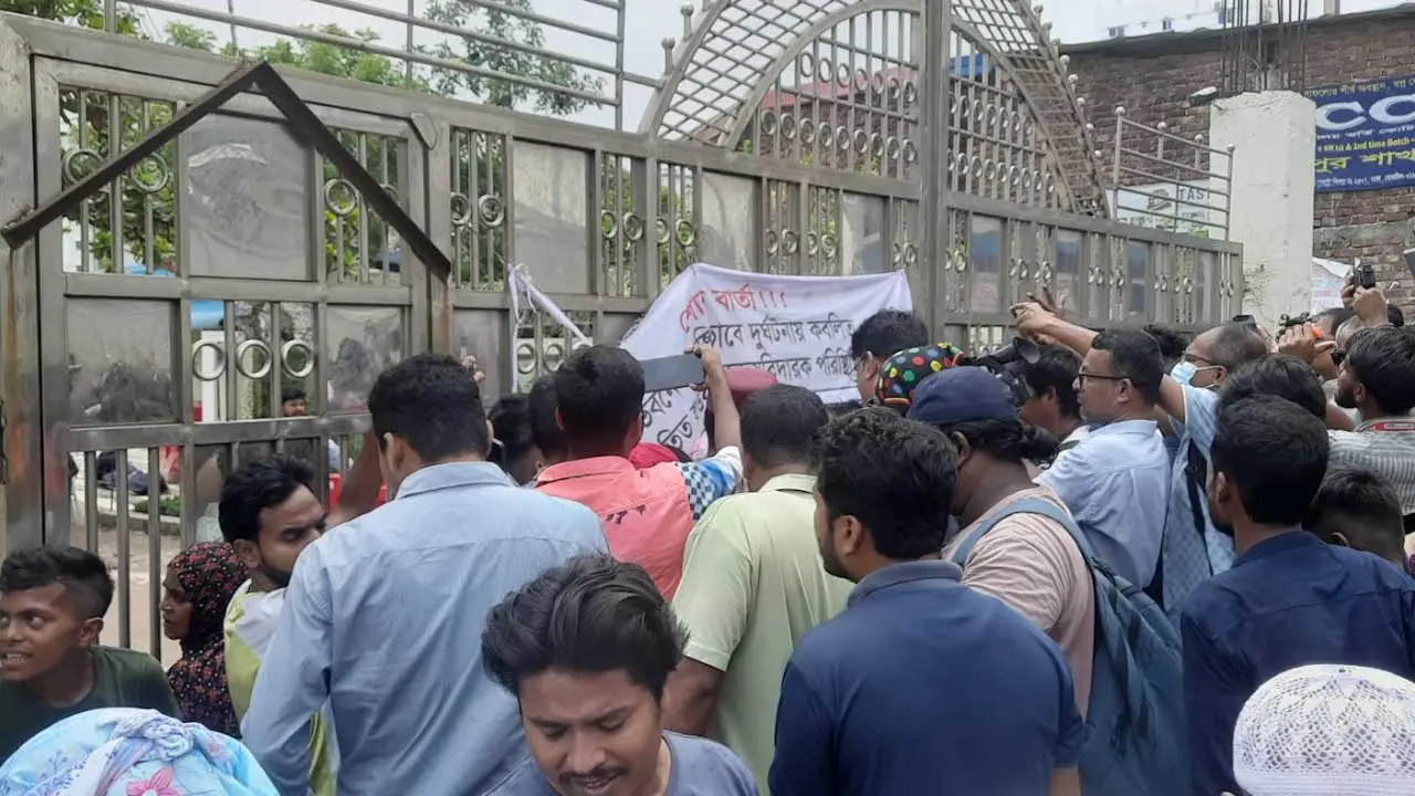 মাইলস্টোনের গেটে তালা, বাইরে উৎসুক জনতার ভিড়