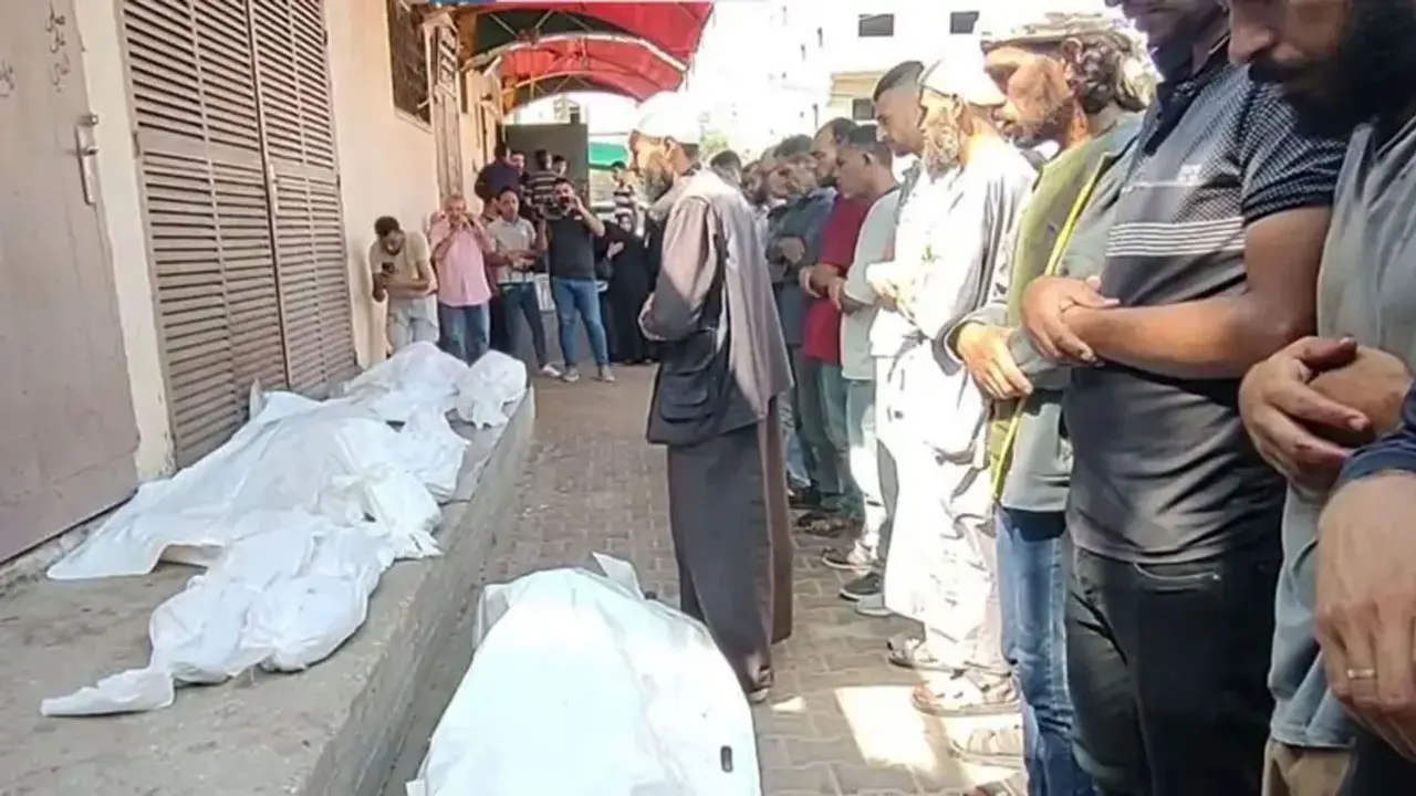 গাজায় খাবারের জন্য দাঁড়িয়ে থাকা শিশুরা ইসরায়েলি হামলায় নিহত