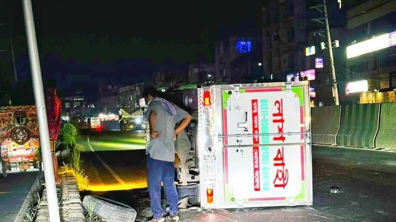 তানভীরের মরদেহ বাড়ি নেওয়ার পথে উল্টে যায় ফ্রিজার ভ্যান