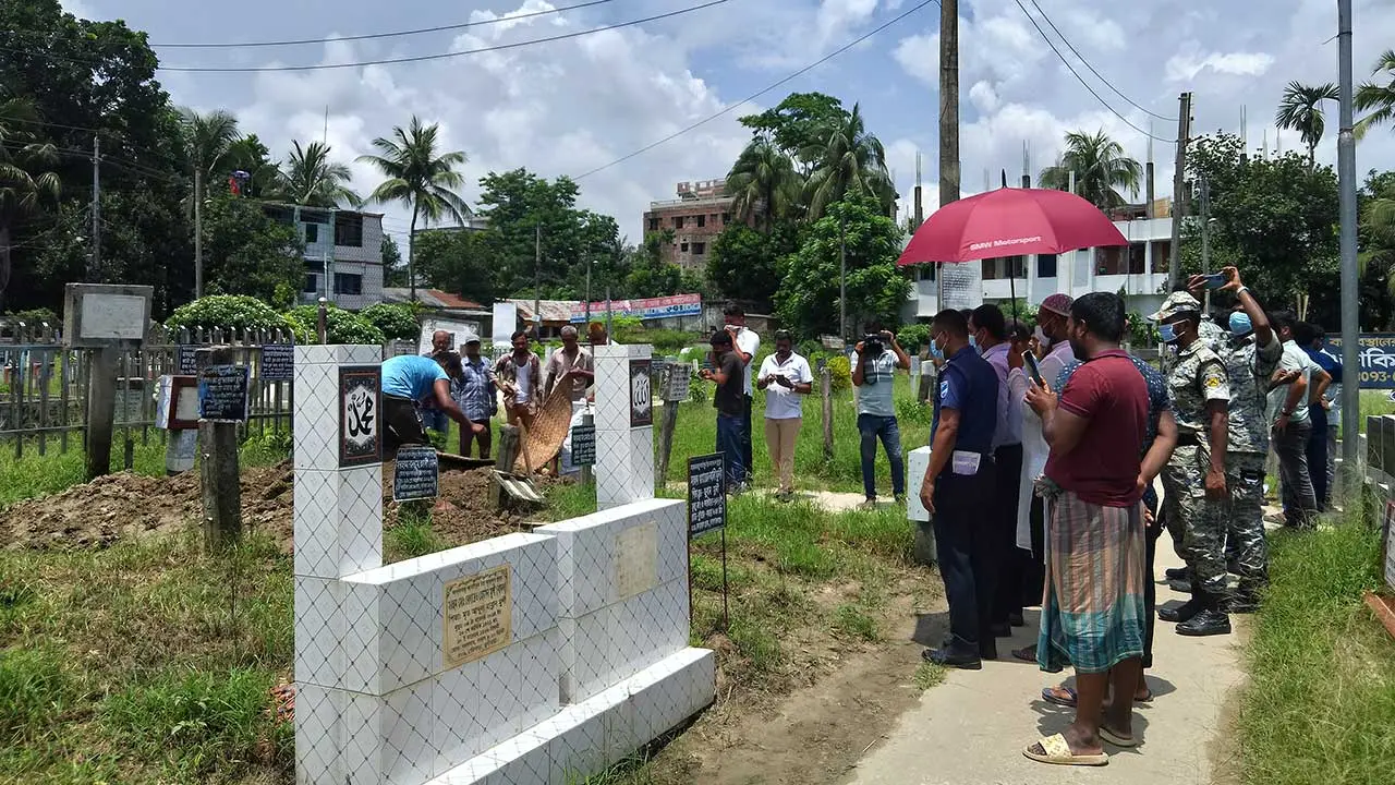 দাফনের ৫ দিন পর গোপালগঞ্জে নিহত ৩ জনের মরদেহ উত্তোলন 