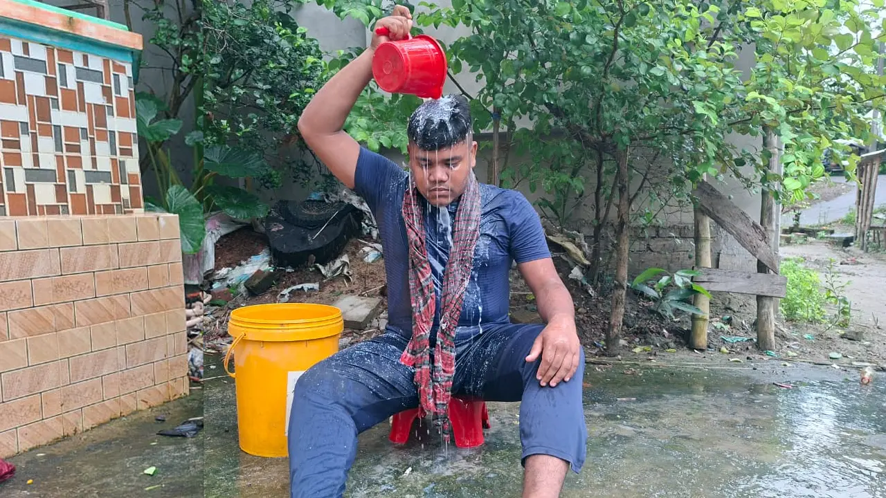 গোপালগঞ্জে দুধ দিয়ে গোসল করে ছাত্রলীগ নেতার পদত্যাগ