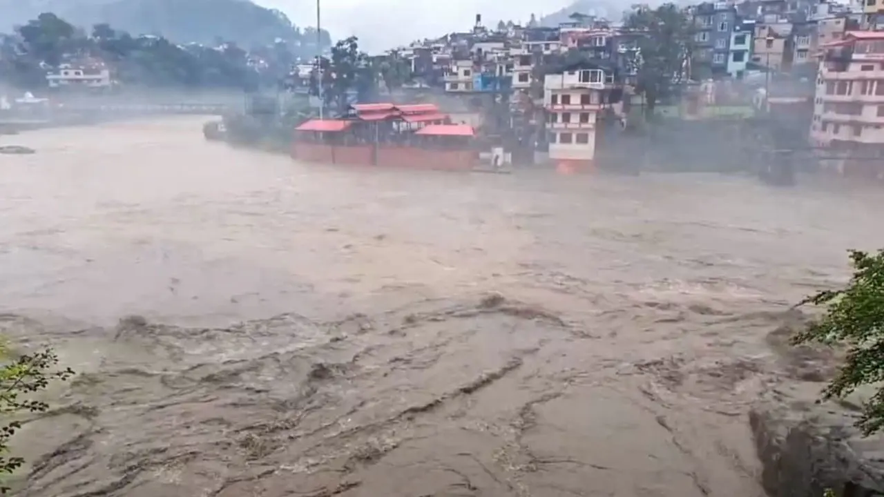 হিমাচলে টানা বৃষ্টির সঙ্গে ভয়াবহ বন্যা-ভূমিধস, নিহত অন্তত ৬৩