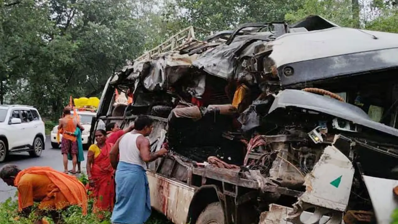 ঝাড়খণ্ডে বাস-ট্রাকের মধ্যে ভয়াবহ সংঘর্ষ, ১৮ পুণ্যার্থী নিহত