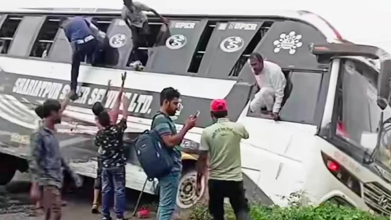 জাজিরায় প্রাণে রক্ষা পেলেন বাসের ২০ যাত্রী