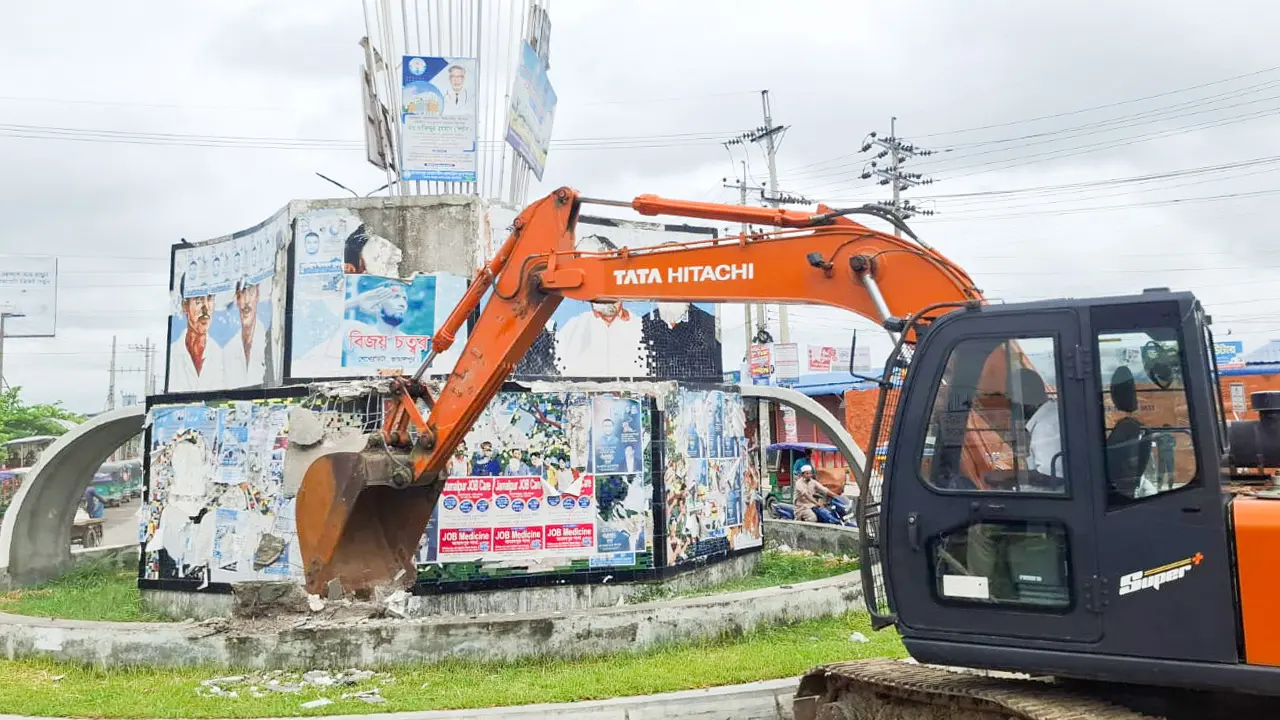 ৫ কোটি টাকায় আ.লীগ নেতার নামে চত্বর, ভেঙে করা হচ্ছে জুলাই স্তম্ভ