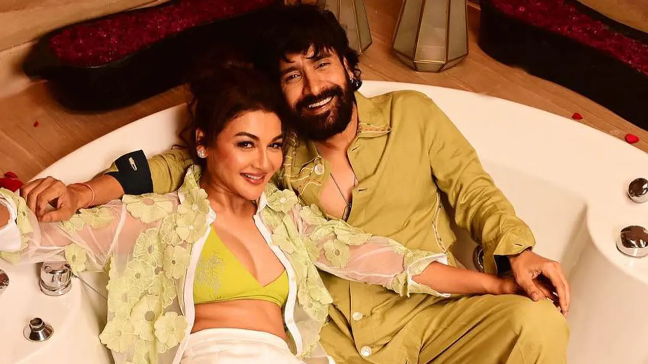 সহশিল্পীর সঙ্গে রোম্যান্টিক পোজ, চমকে দিলেন জয়া!
