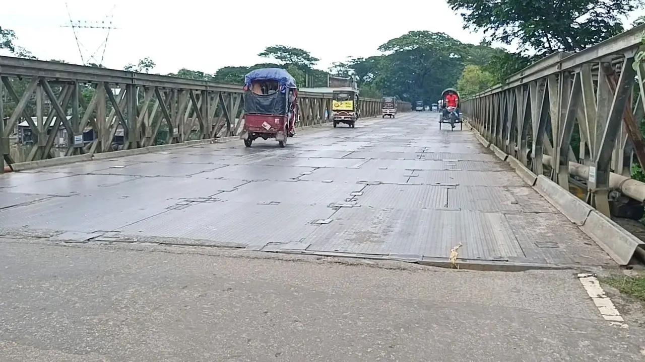 তিন যুগের পুরোনো সেতুটি এখন ‘মৃত্যুফাঁদ’