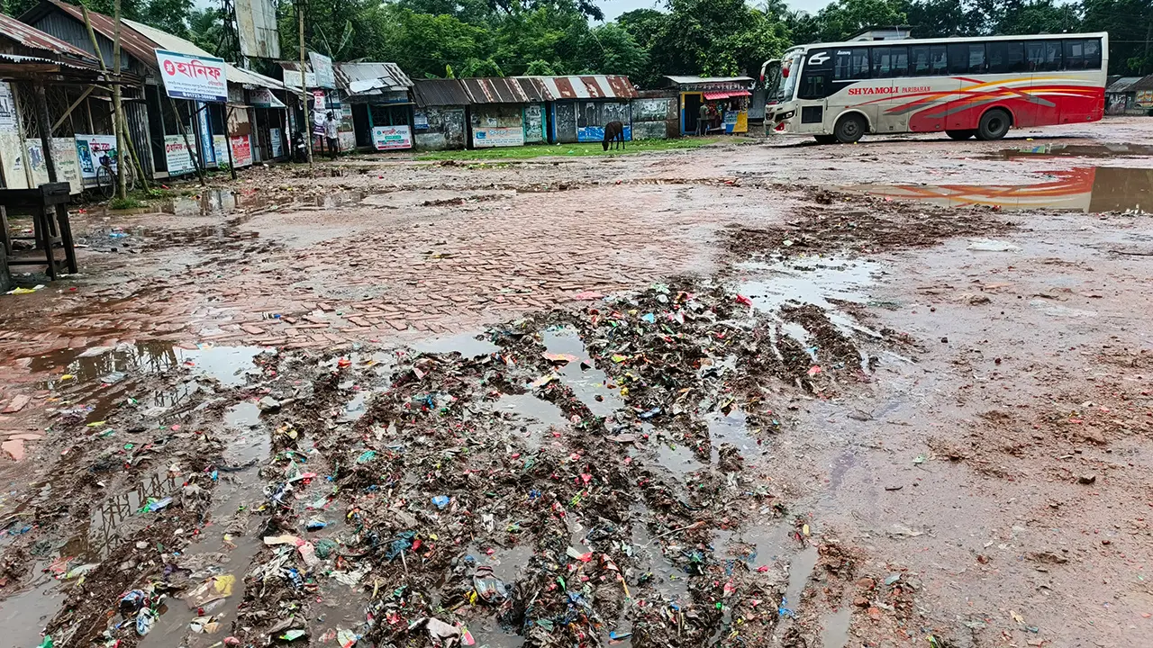 ঝালকাঠি বাসস্ট্যান্ডটি খানাখন্দে ভরা, যাত্রীদের দুর্ভোগ